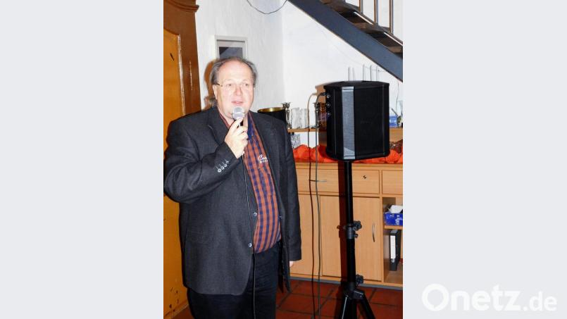 Musikalischer Leiter Heinz Schmidt demonstriert die Vorzüge der kabellosen Lautsprecheranlage, mit der er die Auftritte der Fichtenhornbläser moderieren wird. Bild: hai