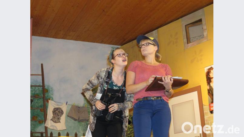 Packerl-Betti (Melanie Urban) erzählt Ratschn Annelie Gugl (v. re.), was in den Briefen steht, die sie täglich austrägt. Bild: ubb