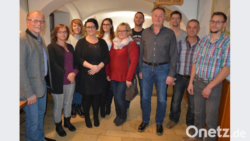 Neuwahlen gab es beim Verein „Kopf hoch Konnersreuth“. Im Bild (von links) Bürgermeister Max Bindl, Heidrun Andritzky, Sabrina Wenisch, Franziska Walenta, Julia Wörner, Doris Plaß, Andreas Heinritz, Vorsitzender Edgar Wenisch, Wolfgang Pötzl, Anton Andritzky und Tobias Lauterbach. Bild: jr
