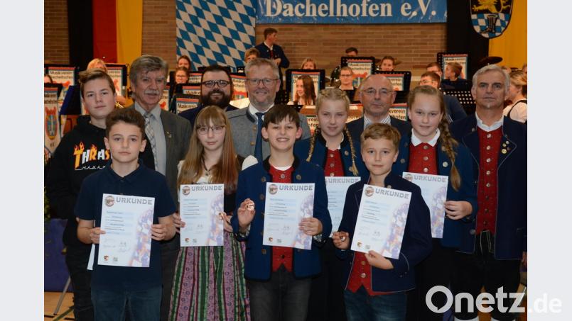 Für das erfolgreiche Ablegen des Leistungsabzeichen D 1 wurden acht Nachwuchsmusiker ausgezeichnet. Bild: gab