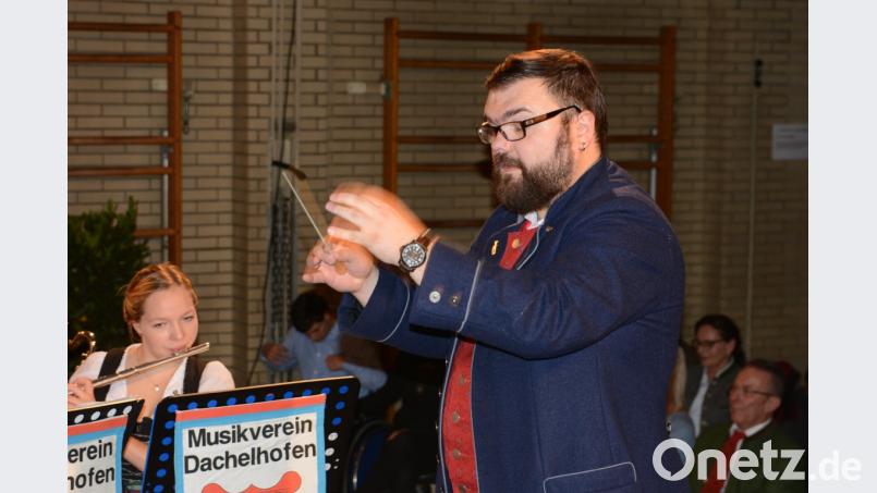 Feuertaufe als Dirigent hatte Florian Meierhofer beim zweiten Teil des Herbstkonzertes. Bild: gab