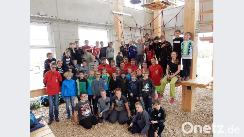 Die 5. Klassen der Realschule im Stiftland mit ihren Tutoren im Kletterwald in Regenthal-Pottenstein. Bild: exb