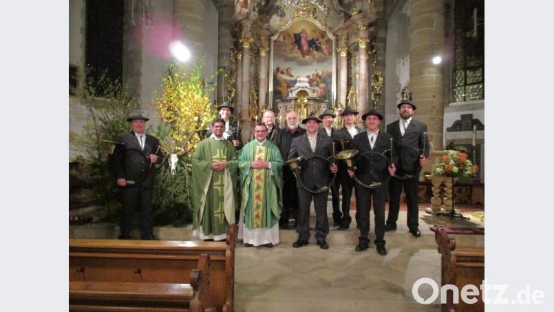 Die Geistlichen Konrad Amschl und Pater Joseph Meenpuzhackal (vorne von rechts) zelebrieren die Hubertusmesse, die die Kaibitzer Schlossbläsern musikalisch gestalten. Bild: jzk