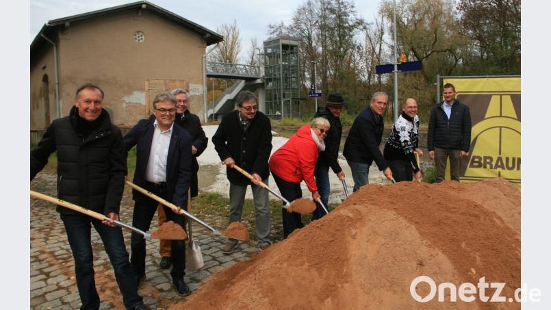 Der erste Spatenstich ist getan, nun kann am Reuther Bahnhof ein Parkplatz entstehen. Im Bild – von links: 2. Bürgermeister Hans Neugirg, Bernhard Frummet (Verwaltungsgemeinschaft), Ing. Stefan Wolf, die Gemeinderäte Edgar Wagner, Edeltraud Frank und Josef Selch. Daneben Bgm. Werner Prucker, Gerhard Streibl (VG) und Daniel Utz von der Weidener Tiefbaufirma Braun. Bild: wro