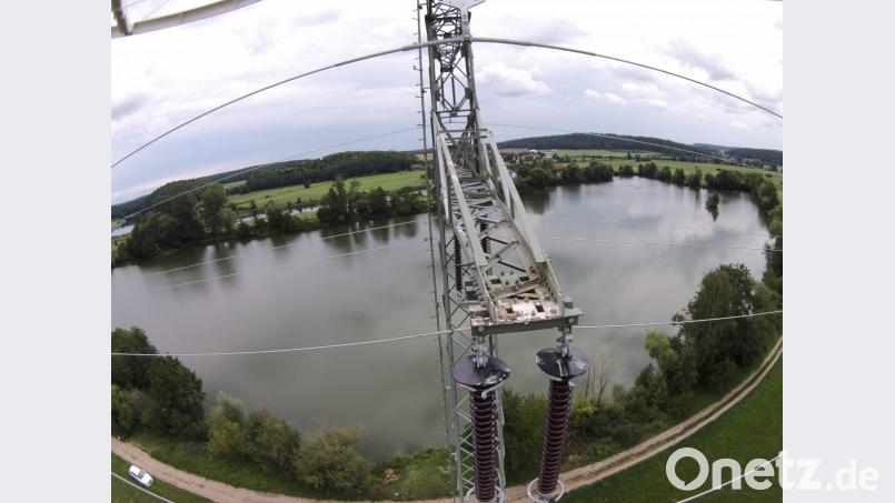 Kunststoffteller schützen die Isolatoren der Hochspannungsleitungen und sorgen so dafür, dass sich weniger Schmutz ansammelt. Eine Erfindung aus der Oberpfalz, die den Stromerzeugern hilft, die gefürchteten kurzzeitigen Spannungsausfälle deutlich zu reduzieren. Das Bayernwerk montiert die „Tauber-Teller“ derzeit in großem Stil. Bild: exb