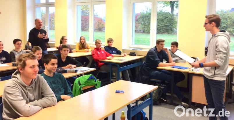 Ganz Ohr waren die Mitschüler und Autor Felix Leibrock (hinten, links) bei der Präsentation des Werks. Bild: lg