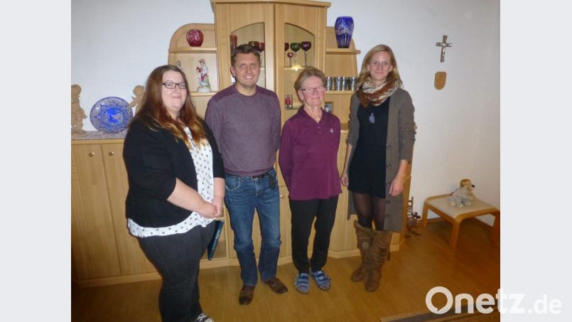 Erika Neubauer (Zweite von rechts) war seit Jahren der gute Geist der DJK Neuhaus. Jetzt geht sie in &quot;Rente&quot;. Bild: ser
