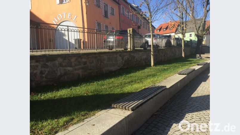 Noch sieht das Hochplateau hinter den Sitzbänken im &quot;Flosser Wohnzimmer&quot; grün und gar nicht bunt aus. Dies soll sich im nächsten Frühjahr durch die Steckaktion am Wochenende ändern. Bild: omu