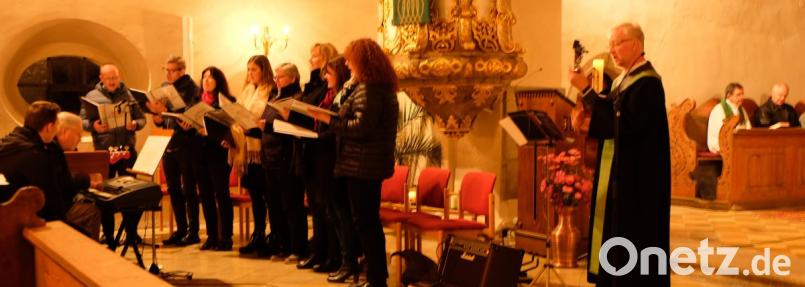 Die Gesangsgruppe "Arche Musica" unter Leitung von Kantor Andreas Kunz und Pfarrer Wilfried Römischer (Gitarre) gestalten am Sonntag den ökumenischen Gottesdienst des Arbeitskreises. Bild: le