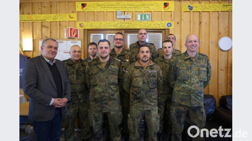 Die Soldaten freuen sich über den Rückhalt und das öffentliche Interesse in Weiden. Kurt Seggewiß (links) hatte die Truppe im Frühjahr im Kosovo besucht. Bild: jut
