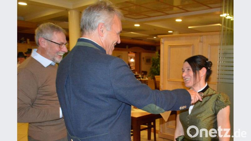 Franz Sedlmeier führte den „Jägerschlag“ bei den Jungjägern aus. Bild: weu