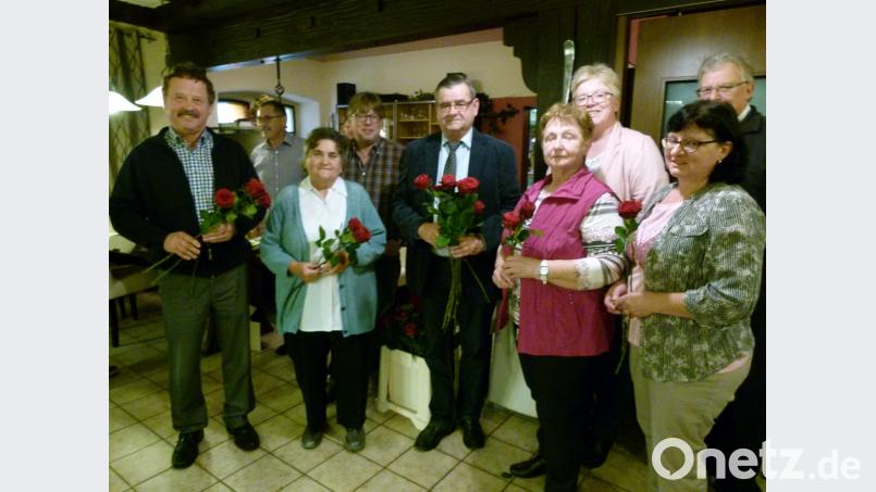 Als „Rosenkavaliere“ engagieren sich bei der Abschlussveranstaltung des Blumenschmuckweettbwerbs Stadtrat Ludwig Schneider, Hans Rupprecht (von links), der Vorsitzende des Obst- und Gartenbauvereins, Stadtrat Michael König, Stadtverbandsvorsitzender Dieter Kies (Vierter und Fünfter von links) sowie die Stadträte Dr. Sabine Schultes und Udo Müller (hinten, von rechts). Bild: rn