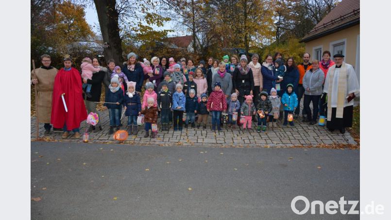 Mit einer Spende von 200 Euro überraschte die Leonberger Krabbelgruppe die Kreisvereinigung Lebenshilfe. Im Bild die Kinder der Krabbelgruppe mit ihren Eltern sowie (von rechts) Pfarrer Anton Witt, Krabbelgruppenleiterin Carola Wölfl und die Lebenshilfe-Vertreter Christine Karsch und Florian Seidl. Bild: jr