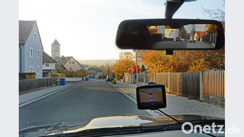 Die Sandtstraße sorgt für Diskussionen im Ort: Anwohner Martin Schmidt glaubt, die Verkehrsregelung rechts vor links bei Tempo 50 birgt Gefahrenpotential. Bild: gsb