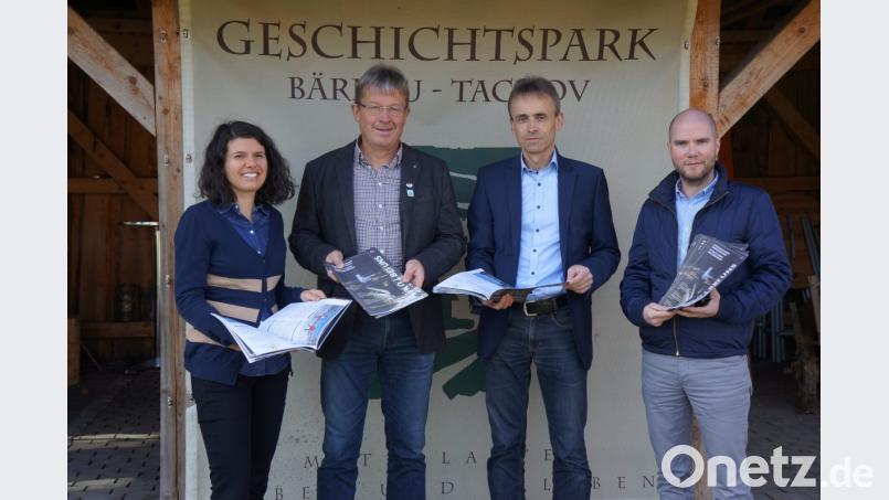 Ida Pětioká, Alfred Wolf, Robert Zeus, Mediaberater von Oberpfalz-Medien, und Václav Vrbík stellen das neue Magazin &quot;Bei uns - U nás&quot; vor. Bild: awo