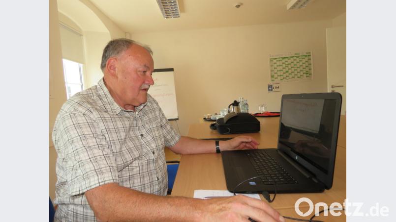 Für Ludwig Hecht ist die Computersprechstunde für Senioren eine gute Chance, die neuen Medien kennenzulernen, ohne etwas falsch zu machen. Bild: ubb