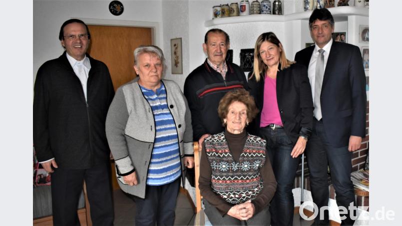 Zum 90. Geburtstag von Philippine Neuberger gratulierten (von rechts): Bürgermeister Edgar Knobloch, Tochter Sabine, Ehemann Max, Maria Zitzmann und Pfarrer Bernhard Müller. Bild: rgr