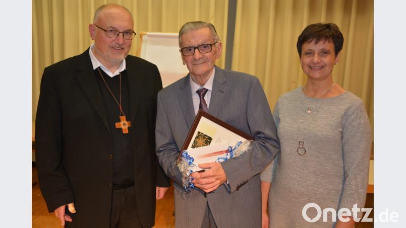 25 Jahre lang war Hans Reif (Mitte) als Kommunionhelfer in der Pfarrei St. Jakob engagiert. Dafür dankten Stadtpfarrer Anton Witt und Pfarrgemeinderatssprecherin Helga Weiß. Bild: jr