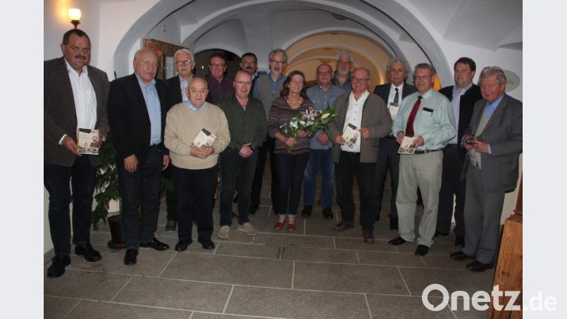 Kommissarischer Schriftleiter Peter Knott (Dritter von rechts) präsentierte zusammen mit den Autoren, Bezirksheimatpfleger Dr. Tobias Appl (Zweiter von rechts) und Landrat Wolfgang Lippert (Vierter von rechts) die 30. Auflage der Buchserie &quot;Heimat - Landkreis Tirschenreuth&quot;. Bild: kro