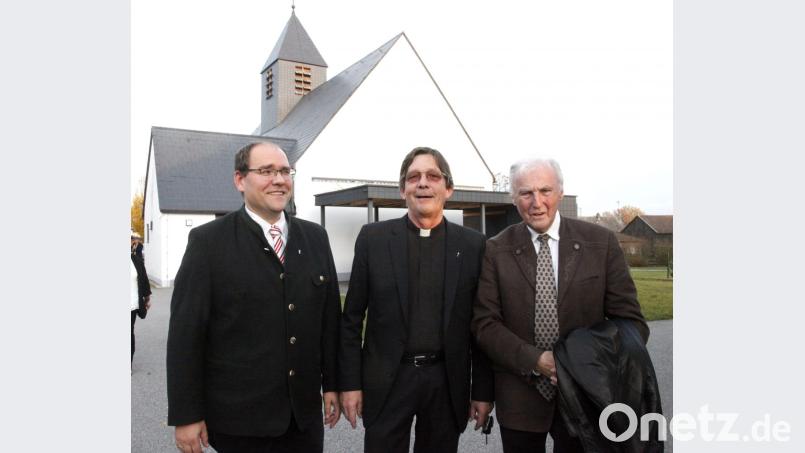 Pfarrer Reiner Eppelein (Mitte) geht in den Ruhestand. Bis die Stelle neu besetzt ist, vertritt ihn Gerhard Beck aus Neunburg v.W. (links). Rechts Ruhestandspfarrer Joachim Kendzia. Bild: Hirsch