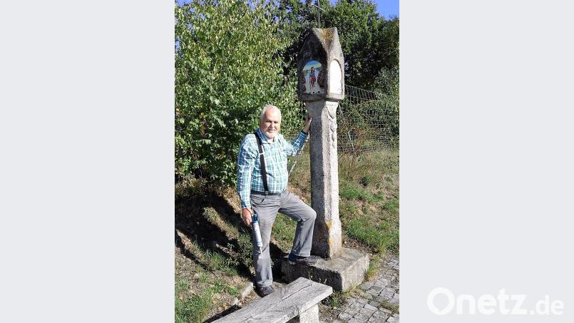 Alfons Barth, Vorsitzender der Heimatvereins Altenstadt befestigt das restaurierte Schild mit dem Heiligen Christopherus, der in Richtung Bayreuth blickt. Betrübt schaut er auf die beiden anderen Tafeln mit Mariendarstellung und dem Heiligen Nepomuk. Gern würde er hier einen oder zwei weitere Restauratoren finden. Bild: cr