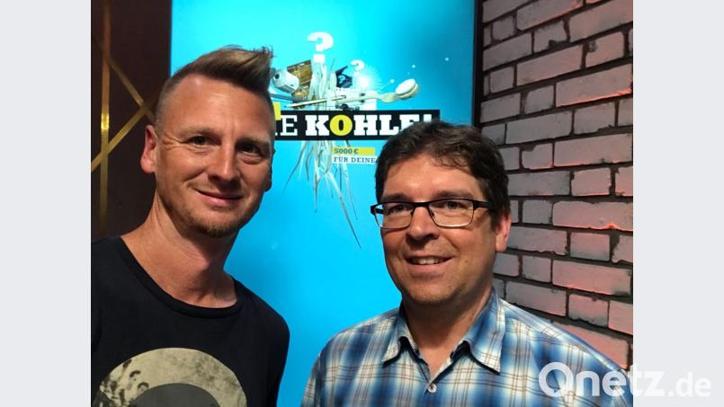 100 Sekunden Zeit hatten Marco Vollath (rechts) und sein Geschäftspartner Ingo Sparl (links) um ihre Bierrutsche bei der RTL-Show „Hol dir die Kohle – 5000 Euro für deine Idee“ einem großen Publikum zu präsentieren. Zu sehen ist die Folge am Donnerstag um 15 Uhr. Bild: exb