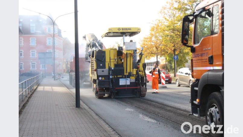 Asphaltierungsarbeiten in der Nikolaistraße bringen den Verkehr am Dienstagmorgen zum Erliegen. Bild: Lowak