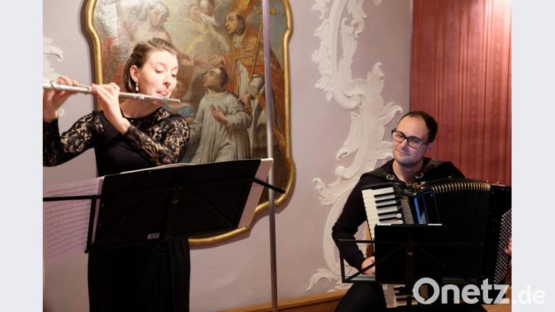 Mit Flöte und Akkordeon, einer seltenen aber lieblichen Kombination, beeindruckt das oberösterreichisch-niederbayerische Duo Elisabeth Thoma und Manuel Wagner mit dem Künstlernamen FLAC bei einem Konzert in Speinshart. Bild: do