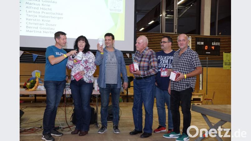 Ein besonderes Geschenk übergibt Lothar Ziegler an die Gründungsmitglieder Kerstin und Markus Knie, Alfred Höcht, Christian Doser und Bernd Gosslau (von links). Bild: bkr
