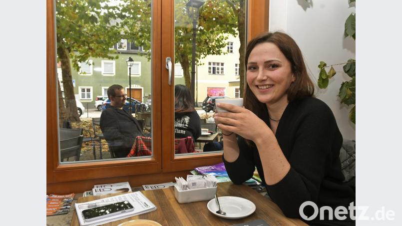 Auf einen Kaffee mit der Wirtschaftsförderin Verena Fitzgerald: Im Moment ist sie viel in der Innenstadt unterwegs, damit sie alle Gewerbetreibenden kennenlernt. Sie steht ihnen beratend zur Seite. Bild: Petra Hartl