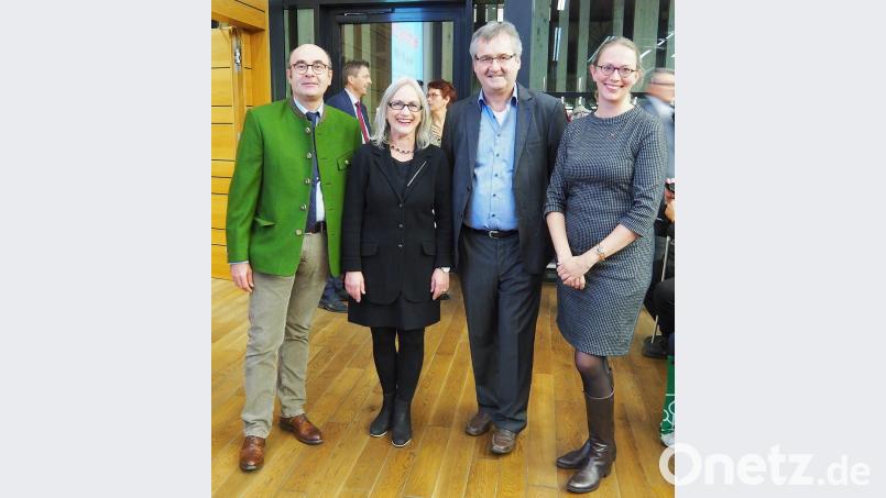 Im Hörsaal der Hochschule dozieren sie über Vorhofflimmern: (von links) Professor Robert Schwinger, Dr. med Elisabeth Reuschel-Janetschek, Dr. Gerhard Jilge und Dr. Ariane Heigl. Bild: Bühner