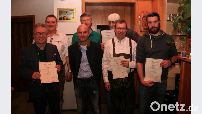 Vorsitzender Daniel Hechtl (3. von links) und 2. Vorsitzender Matthias Zwerenz (2. von links) gratulierten den Geehrten zur langjährigen Mitgliedschaft Bild: wro