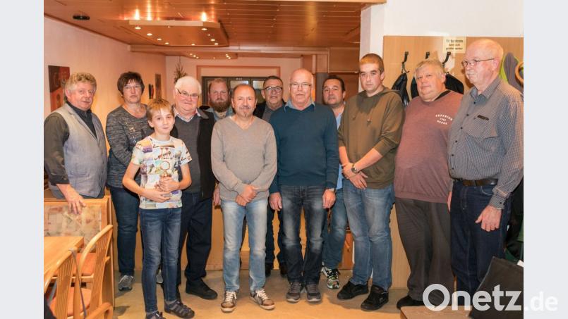 Lob und Anerkennung bekommen die Preisträger von (von links) zweitem Bürgermeister Erich Sperber sowie Roswitha Witt vom Tourismus- und Kulturausschuss. Bild: dtr