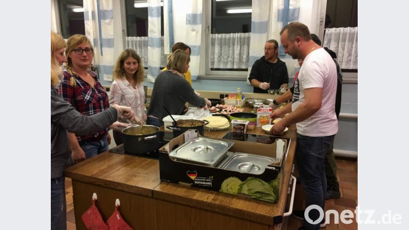 Polnische Küche gibt es beim Kennenlern-Abend des Marien-Kindergartens/Haus des Kindes. Möglich machen ihn Teresa Wczasek (Zweite von links) und Matthias Vigna (rechts). Unter ihrer Regie werden Pierogi und Lasanki zubereitet. Bild: u