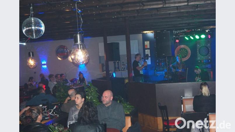 Ronja Künkler begeistert mit Gitarrist Lukas Alt das Publikum. Bild: gz