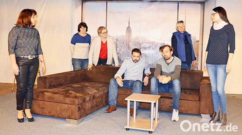 „Was dem einen recht ist“: Dieses Stück bringt die Theatergruppe Kirchenthumbach heuer auf die Bühne im Saal des Pfarrzentrums. Das siebenköpfige Ensemble probt schon seit vielen Wochen für die fünf Aufführungen der Boulevardkomödie. Bild: ü