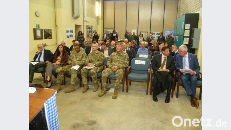 Hochrangiger Besuch kam zur 20-Jahr-Feier ins Wartungszentrum Vilseck (von rechts): Helmut Haufe, General Manager TLSC-E Kaiserslautern, Rick Tillotson, Assistant des Kommandeurs, 21. Regionales Unterstützungskommando, Oberst Adam J. Boyd, Kommandeur USAG Bavaria, Oberst Grant L. Morris, Kommandeur 405th AFSB, Oberstabsfeldwebel James R. Holmes III von der 405th AFSB, Jody Fasko, stellvertretende Kommandeurin der 405th AFSB, und Robert Weissenberg, ehemaliger Leiter der Instandsetzungsabteilung. Bild: usc