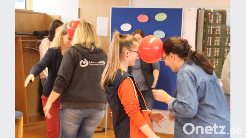Viel gelacht wurde beim Luftballonrennen. Bild: exb