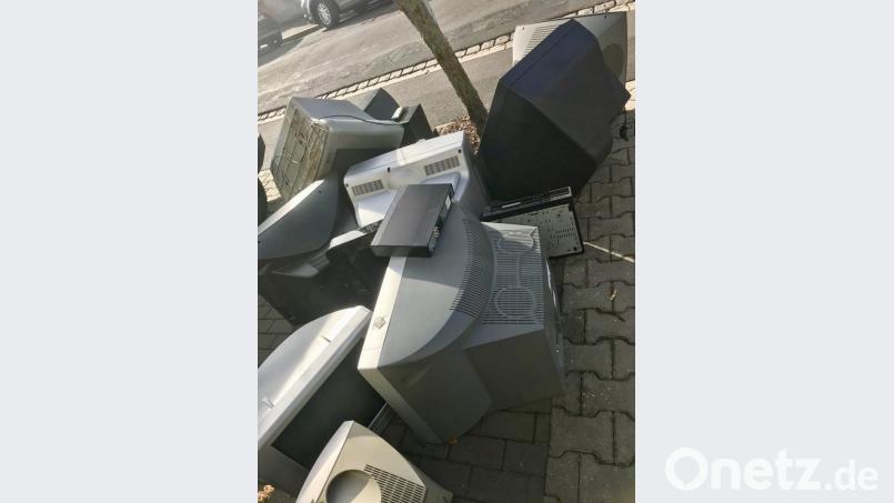 TV-Friedhof in der Bäumlstraße: Viele Amberger entsorgen wegen der Umstellung auf Digitaltechnik ihre alten Fernsehgeräte. Bild: Yvonne Pieper