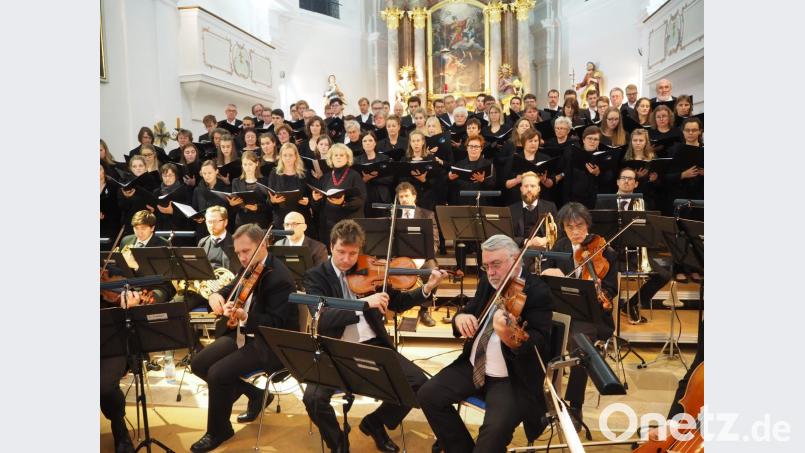Die Hofer Symphoniker füllen mit „Mixtura Cantorum“ und dem Jugendchor des Fränkischen Sängerbundes den Altarraum optisch und das Kirchenschiff von St. Georg akustisch voll aus. Bild: krb