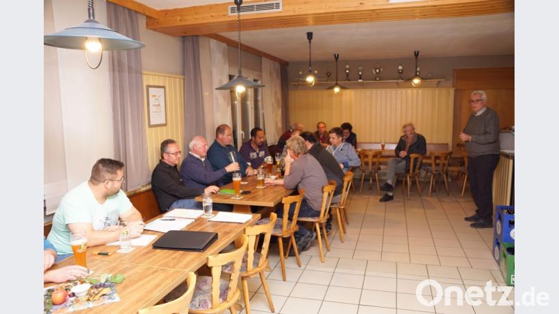 Bereits zum zweiten Mal muss zweiter Bürgermeister Josef Hecht (rechts) für das seit 14 Monaten erkrankte Gemeindeoberhaupt den Bürgern Rede und Antwort stehen. Bild: bkr