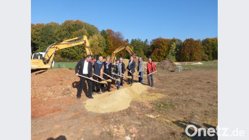 Spatenstich Baugebiet Leinberg mit (von links) Zweitem Bürgermeister Reinhard Kohl, Freddy Leberkern, Bürgermeisterin Brigitte Bachmann, Martina Dietrich, Ferdinand Leidner, Martin Sachsenhauser und Wolfgang Birke und Stephan Dietrich. Bild: fm