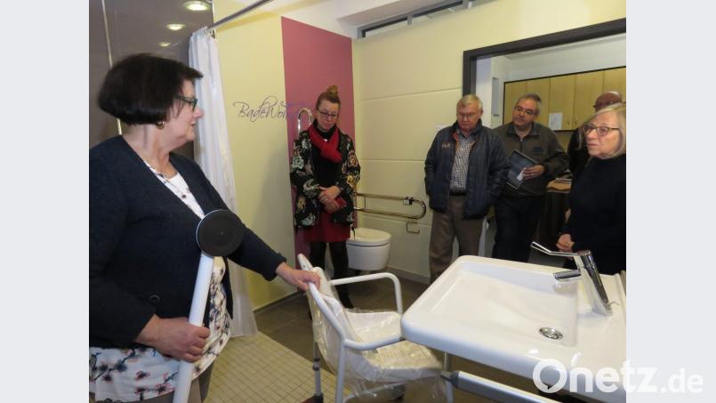 Wohnberaterin Anita Busch (links) führte die KEB-Mitglieder durch die seniorengerechte Musterwohnung. Für Begeisterung bei den Besuchern sorgte das leicht begehbare und mit vielen Hilfsmitteln ausgestattete Bad. Bild: ubb