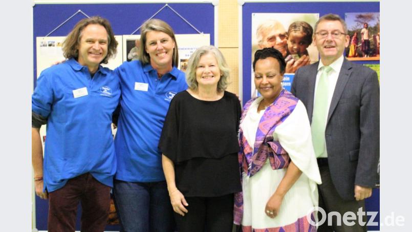 „Menschen für Menschen“-Sprecher Steffen Klemmt und Melanie Koehler, Heidi Dolles-Birner, Pädagogin Hayria Krysa und Bürgermeister Josef Gilch (von links) sind überwältigt von der Spendenbereitschaft an diesem Abend. Bild: dwi