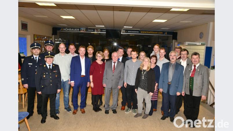 Hans Michler (Mitte) feierte 80. Geburtstag in großer Runde mit Familie, Bürgermeister Dr. Karl-Heinz Preißer, den Vertretern der Feuerwehr und der Blaskapelle Oberwildenau. Bild: bey
