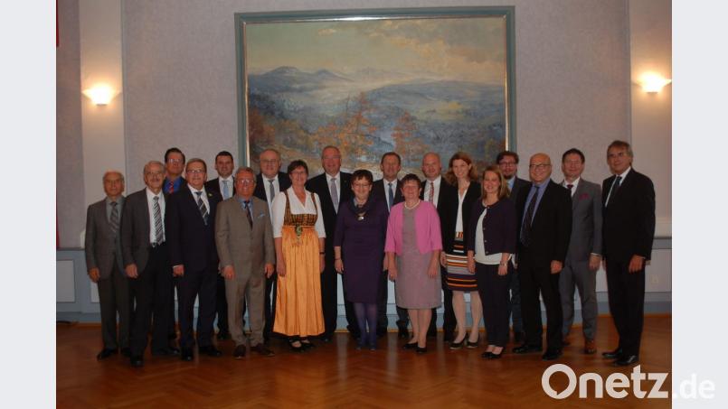 Der Oberpfälzer Bezirkstag besteht aus zehn neuen und acht bisherigen Mitgliedern. Regierungspräsident Axel Bartelt (rechts) gratulierte allen Bezirksräten zur Wahl. Bild: Hanna Gibbs