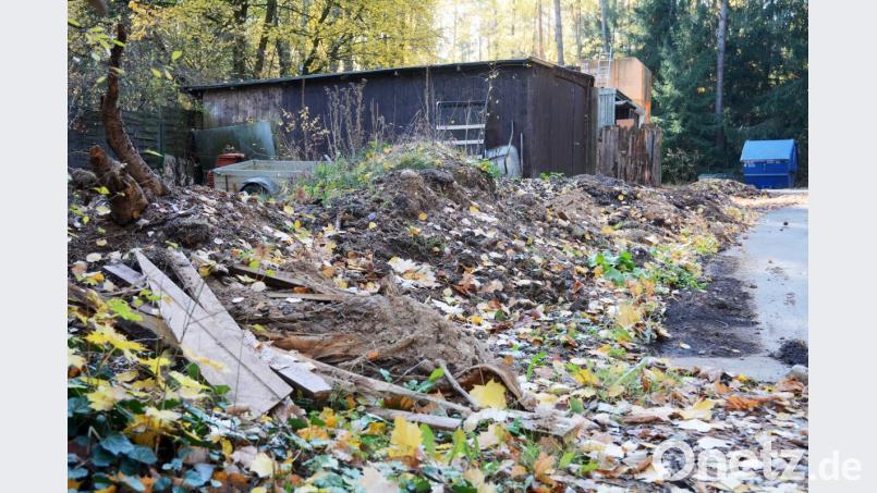 Der Fundort, das ist der Bereich, in dem die Friedhofsarbeiter den Aushub offengelassener Gräber zwischenlagern. Bild: Gabi Schönberger