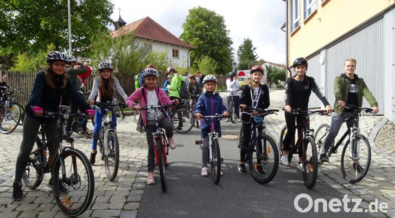 Schnitzeljagd mit dem Fahrrad. Die Jugendlichen machten sich im Fünf-Minuten-Takt auf dem Weg, um diverse Rätsel zu lösen. Bild: le