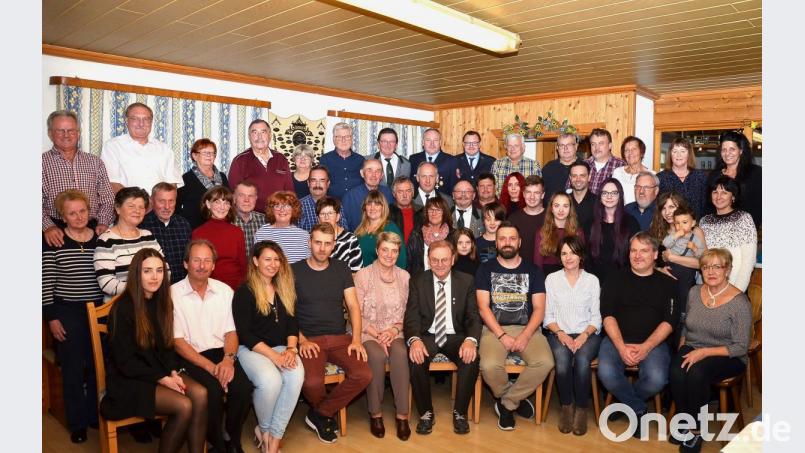 Franz Kaas (sitzend, MItte) freut sich an der Seite von Ehefrau Christl über die vielen Glückwünsche von seiten der Familie, Freunde, Vereinsabordnungen und Nachbarn zu seinem runden Wiegenfest. Bild: fjo