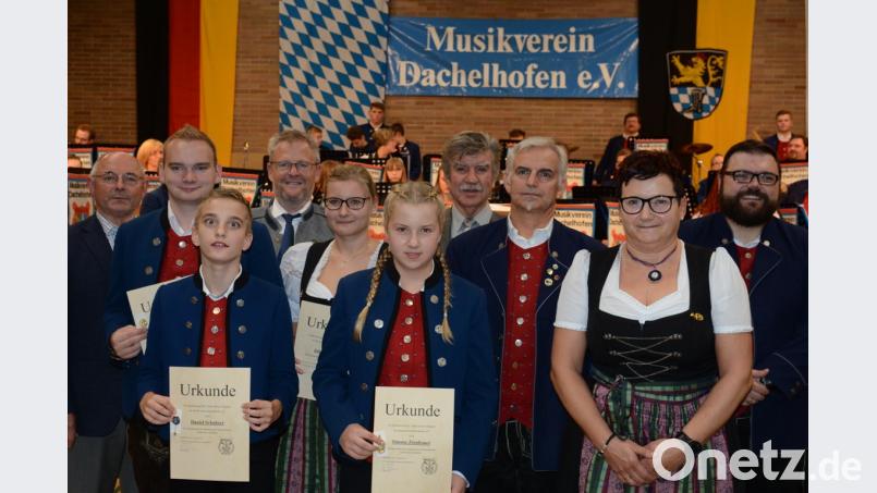 Für aktives Musizieren ehrte der Musikverein für 5 Jahre drei Musiker, für 15 Jahre drei und für 40 Jahre Jürgen Dotzler , Raimund Tauer (nicht im Bild) Jutta Spiegler ( ) und Erhard Tauer. Bild: gab